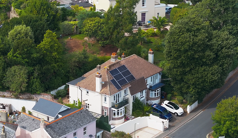 Rezidenční fotovoltaická a skladovací elektrárna, Velká Británie